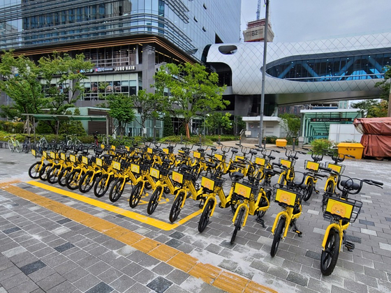 Kakao T bikes are parked in front of the Pangyo Station in Seongnam, Gyeonggi. [KAKAO MOBILITY]