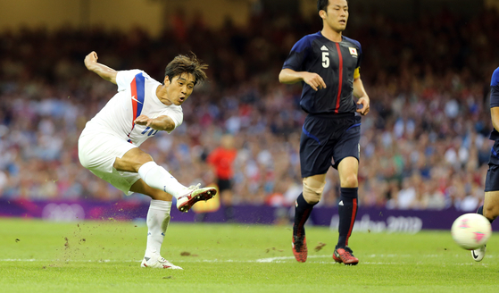 Park Chu-young scores the opener for Korea in the bronze-medal match against Japan at the 2012 London Olympics at Millennium Stadium in Cardiff on Aug. 10, 2012. [JOINT PRESS CORPS]