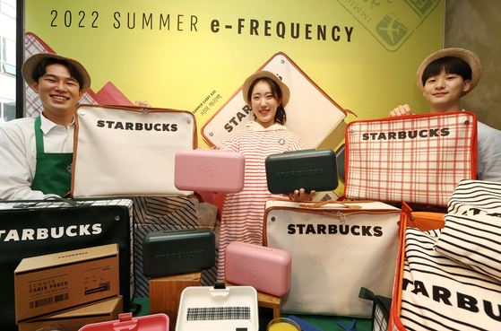 Models show Starbucks Summer Carry Bag. [YONHAP] 