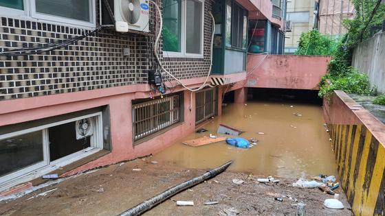 The banjiha unit, or semi-basement apartment in Sillim-dong, Gwanak District, where three people out of a family of four were killed when water from the neighboring Dorimcheon, a minor stream that flooded Monday, prevented an escape from their unit. The photo was taken on Tuesday. [YONHAP]