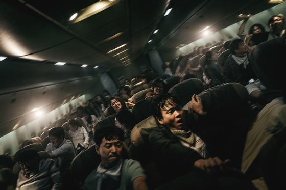 Director Han Jae-rim’s “Emergency Declaration” revolves around an aviation disaster set on a plane flying from Incheon to Hawaii. [SHOWBOX]
