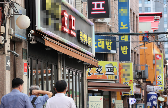 The number of pubs in the country fell 4.9 percent while that of small bars dropped 7.5 percent on year in May, according to the National Tax Service on Tuesday. [YONHAP]
