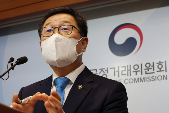 Yoon Su-hyun , FTC vice chairman, speaks about changing the definition of 'relative' at the government complex in Sejong on Wednesday. [YONHAP]