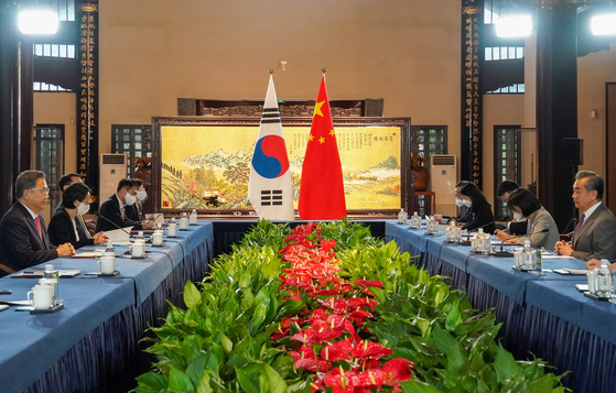 Korea's Foreign Minister Park Jin, far left, speaks with Chinese Foreign Minister Wang Yi, far right, in Qingdao, Shandong Province, on Tuesday. [YONHAP] 