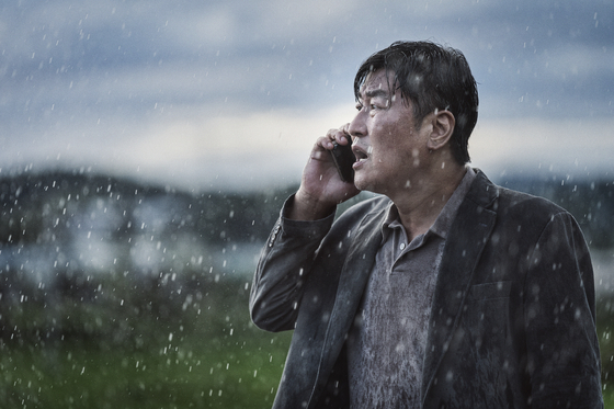 Song Kang-ho as veteran police detective In-ho in “ Emergency Declaration," which hit local theaters on Aug. 3.[SHOWBOX]