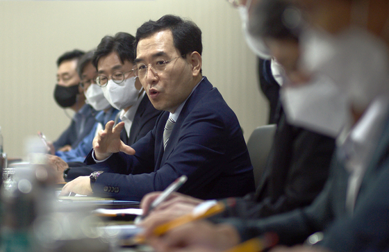 Minsiter Lee Chang-yang, second from right, speaks during a meeting with nuclear energy power plant related suppliers in Changwon on Wednesday. [YONHAP] 