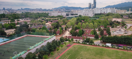 A view of the Yongsan base from the presidential office located in the Defense Ministry in Seoul on May 2. [KIM MIN-SEOK] 