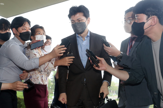 Justice Minister Han Dong-hoon answers questions from reporters at the Ministry of Justice in Gwacheon, Gyeonggi, on Tuesday, ahead of his ministry’s review committee meeting to select candidates for presidential pardons on Liberation Day. [NEWS1]