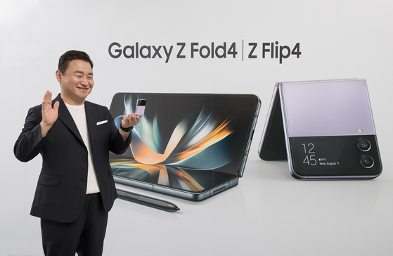 Roh Tae-moon, head of Samsung Electronics’ smartphone business, demonstrates the company's new foldable phones during an Unpacked event in New York on Aug. 10. [SAMSUNG ELECTRONICS]
