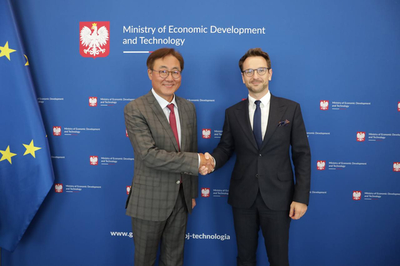 SK Innovation Vice Chairman Kim Jun, left, and Waldemar Grzegorz Buda, the Minister of Development and Technology of Poland, pose for a photo during a meeting held in Warsaw, Poland, Tuesday. [SK INNOVATION]