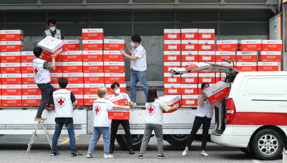Volunteers of the Korean Red Cross in Suwon, Gyeonggi, deliver relief kits to flood victims of the record rain in the central parts of Korea. The Gyeonggi branch has delivered 500 relief kits as of Thursday and is planning to give them out to an additional 600 households. [NEWS1]