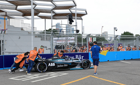 At a media tour on Thursday before the Hana Bank Seoul E-Prix starts Saturday, track workers move a racing car in a rehearsal at the Jamsil Sports Complex, southern Seoul. Seoul will play host to the world’s fastest electric cars and their drivers for the first time over the weekend. [YONHAP]