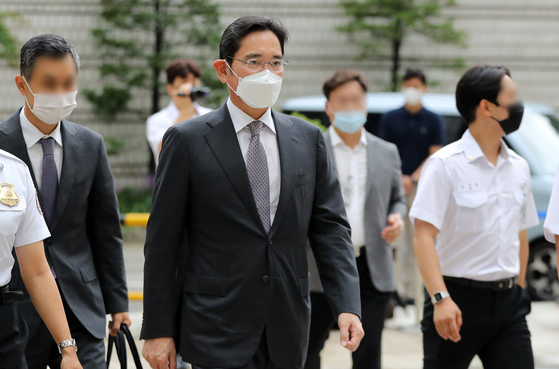 Samsung Electronics Vice Chairman Lee Jae-yong heads to Seoul Central District Court in Seocho District, southern Seoul, on Thursday. [NEWS1]