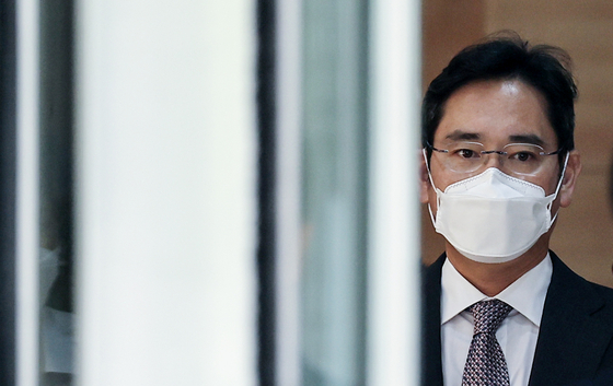 Samsung Electronics Vice Chairman Lee Jae-yong is on his way out of the court in Seocho District, southern Seoul, on Friday. [YONHAP]