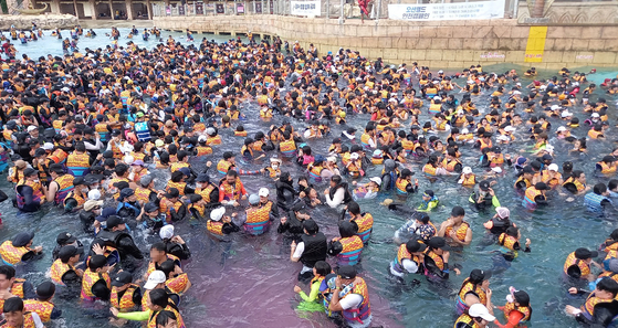 Visitors in the waters at Vivaldi Park Ocean World in Gangwon on Aug. 1, 2022. [YONHAP]
