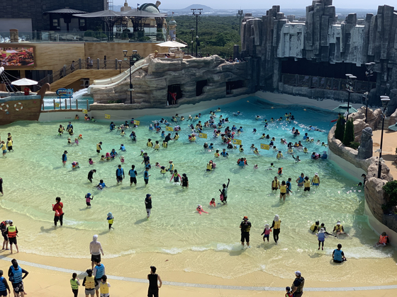 Visitors are shown enjoying the waters at Shinhwa Water Park in Seogwipo, Jeju Island, on July 16, 2022. [YONHAP]