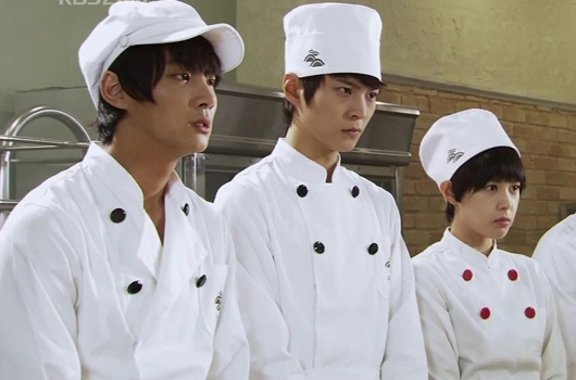 Joo Won, middle, and actor Yoon Shi-yoon, left, in a scene of KBS drama ″Bread, Love and Dreams″ (2010) [SCREEN CAPTURE]