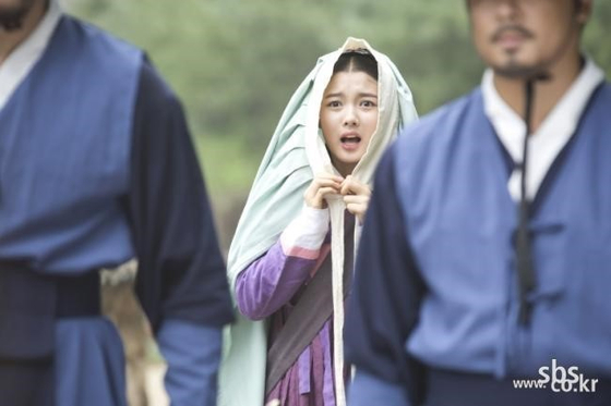 In SBS's historical drama series ″Secret Door″ (2014), actor Kim Yoo-jung is shown here covering her head with a dress as it was the custom during the Joseon Dynasty (1392-1910). [SBS]