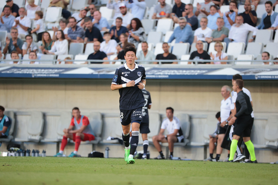 Bordeaux forward Hwang Ui-jo comes on as a substitute in the 72nd minute of a game against Valenciennes at Nouveau Stade de Bordeaux in Bordeaux, France on Saturday.  [BORDEAUX]