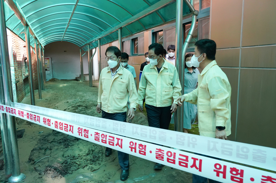 Seoul Metropolitan Office of Education Superintendent Cho Hee-yeon visits a high school in Gwanak District, southern Seoul, that was damaged from heavy rainfall on Aug. 12. [YONHAP]