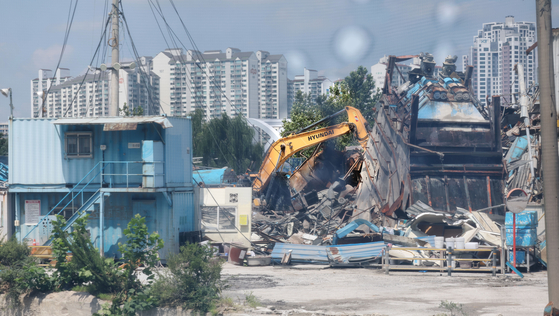 An excavator demolishes Sampyo’s ready-mixed concrete plant in Seongsu-dong, eastern Seoul, on Tuesday, ending its 46-year history. The production site, which covers a 4,600-square-meter (49,500-square-foot) area, the largest single production site in Asia, was once considered as the key contributor to the so-called Han River miracle. The mixed cement supplied from the plant was used in major development projects in Seoul including Gangnam. The cement was used not only in building the apartments along the Han River but also in infrastructure such as roads and bridges. [YONHAP]