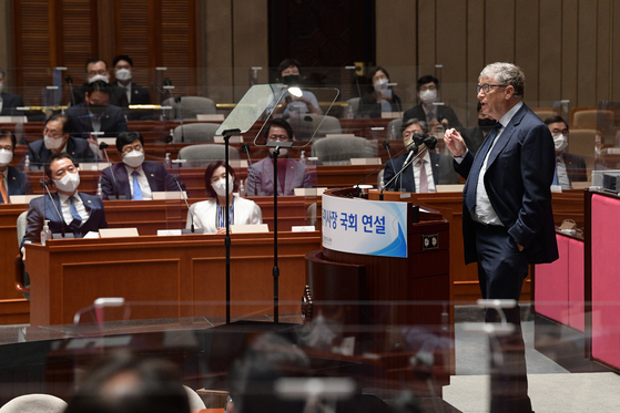 Bill Gates, the co-founder of Microsoft, gives a speech on international cooperation on infectious diseases at the National Assembly in Yeouido, western Seoul, on Tuesday. [YONHAP]