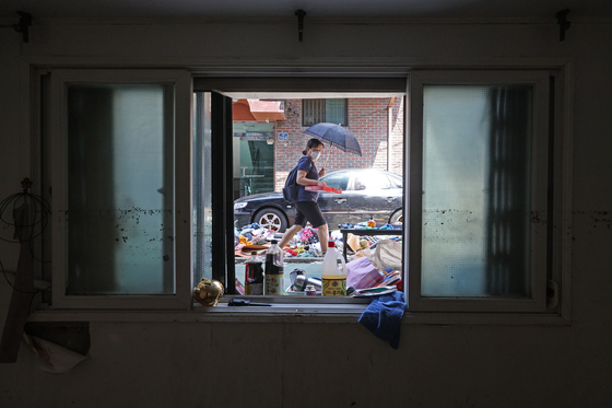 The view from a window in a semi-basement apartment, known as banjiha, in Sillim-dong in Gwanak District, southern Seoul [YONHAP]