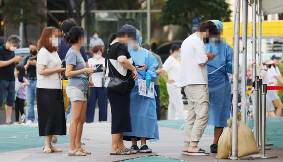 People wait to get tested for Covid-19 at a testing center in Songap District, southern Seoul, on Tuesday morning, a day after the national holiday in Korea. [YONHAP]