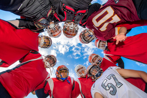 American football players huddle up during a practice session at Jukwang public field in Goseong, Gangwon on Tuesday. Players from Gangwon University, Sungkyunkwan University, the University of Seoul and Hallym University have been playing together at a joint training camp in Goseong since Aug. 4. [YONHAP] 