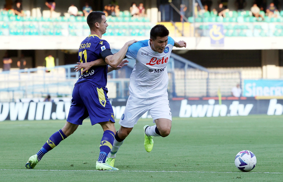 Napoli's Kim Min-jae, right, and Hellas Verona's Kevin Lasagna in action during an Italian Serie A match in Verona, Italy, on Monday.  [EPA/YONHAP]