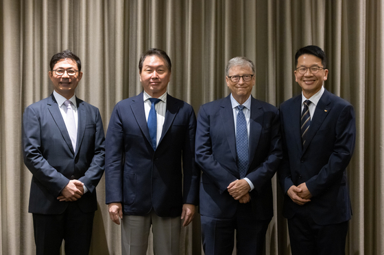 SK Group Chairman Chey Tae-won, second from left, SK discovery Vice Chairman Chey Chang-won, far right, and SK bioscience CEO Ahn Jae-yong, far left, met with Microsoft co-founder Bill Gates to discuss cooperation on the development of vaccines and treatments for global health in Yeouido, western Seoul, on Tuesday. Since 2013, the Bill & Melinda Gates Foundation has been funding SK bioscience with its vaccine candidates such as the Covid-19 vaccine, a typhoid vaccine, a non-replicating rotavirus vaccine and an antiviral nasal spray for Covid-19 prevention. [SK BIOSCIENCE] 