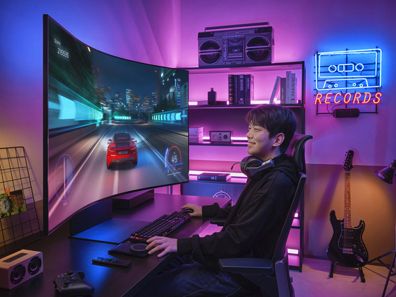 A model plays a game with the Samsung Electronics Odyssey Ark gaming monitor. [SAMSUNG ELECTRONICS]