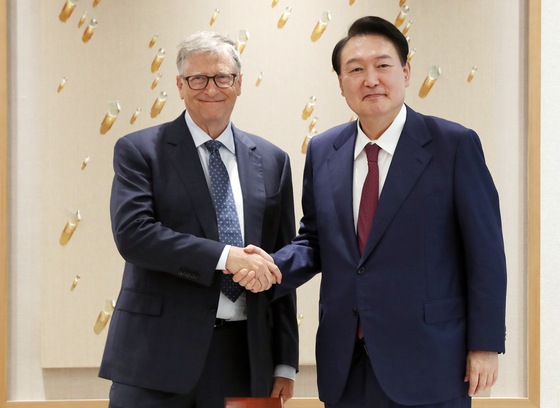 President Yoon Suk-yeol, right, shakes hands with Bill Gates, co-founder of Microsoft, at the presidential office in Yongsan District, central Seoul, on Tuesday afternoon. [JOINT PRESS CORPS]