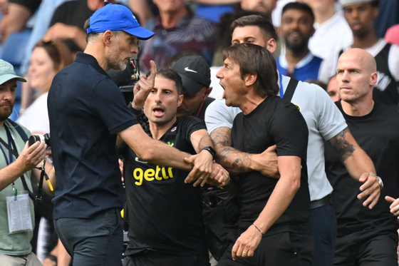 Tottenham Hotspur manager Antonio Conte, right, and Chelsea manager Thomas Tuchel clash at the end of a Premier League match at Stamford Bridge in London on August 14. [AFP/YONHAP]