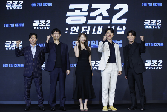From left, actors Yoo Hai-jin, director Lee Suk-hoon, Im Yoon-ah, Hyun Bin and Jin Seon-kyu pose for a photo at a local press event in the Conrad Seoul in Yeouido, western Seoul, on Tuesday. [NEWS1]