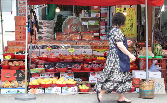 A fruit stand at a traditional market in Seoul on Tuesday. The National Agricultural Products Quality Management Service announced that from Tuesday through Sept. 9 it will inspect shops on whether they have properly labeled the country of origin for the food products including vegetables, fruits and meat. With the Chuseok holidays nearing, some stores have falsely stated the origin of products, especially those used during rites. The surge in food products especially due to the recent downpour has become a major concern with some trying to profit from the situation. [YONHAP] 