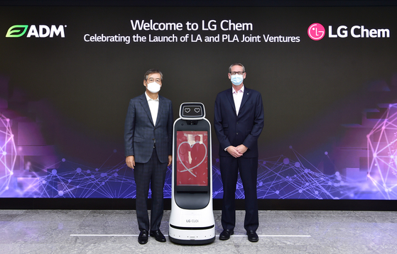 LG Chem CEO Shin Hak-cheol, left, and Ian Pinner, vice president at Archer Daniels Midland, pose for a photo after signing an agreement to build a poly lactic acid factory in Illinois Tuesday at LG Chem's R&D center in Gangseo District, western Seoul. [LG CHEM] 