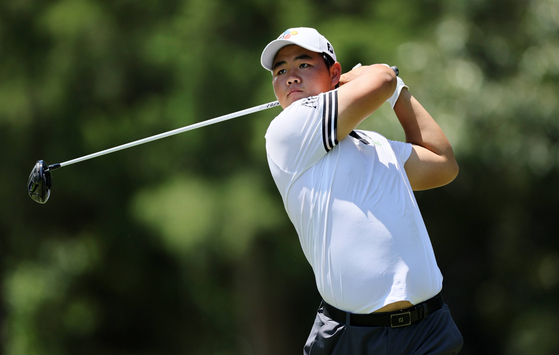 Kim Joo-hyung plays his shot from the seventh tee during the final round of the FedEx St. Jude Championship at TPC Southwind on Sunday in Memphis, Tennessee.  [AFP/YONHAP]