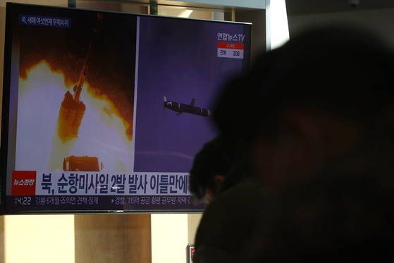 A passenger at Seoul Station in central Seoul watches a news broadcast about apparent short-range ballistic missiles fired by North Korea on Jan. 27. [YONHAP]