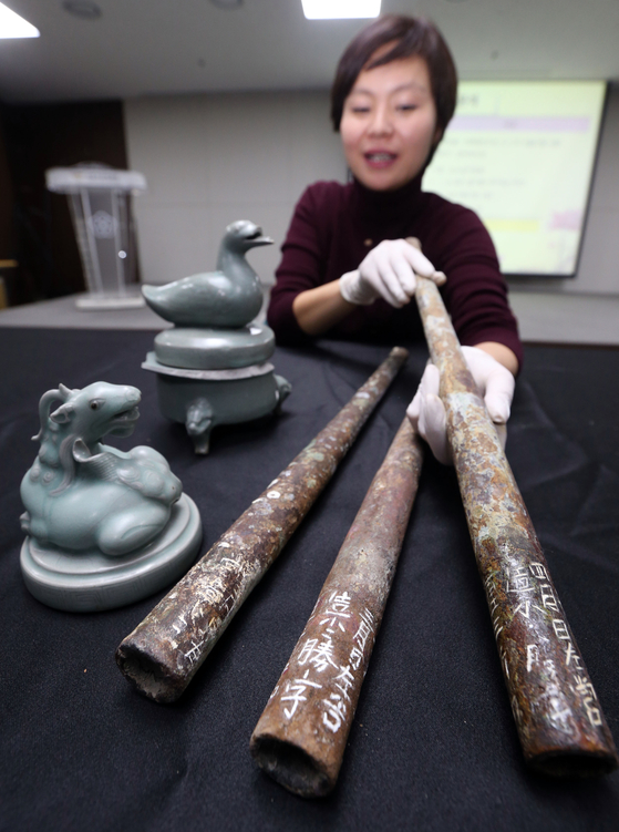 Real gun barrels that are presumed to have been used during the Imjin War By Yi's naval forces were discovered in 2012. [YONHAP]