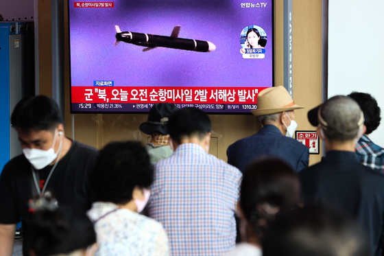 Passengers at Seoul Station watch a news broadcast about North Korea's Wednesday morning test of two cruise missiles. [YONHAP] 