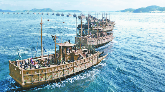 Yi's fleet forms the famous hakikjin strategy during the Battle of Hansan Island in the film. [LOTTE ENTERTAINMENT]