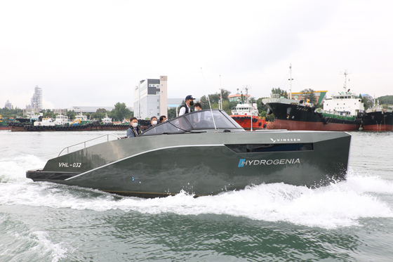 Vice Minister of SMEs and Startups Cho Ju-hyeon rides on a hydrogen-powered ship during his visit to Jangsaengpo Harbor in Ulsan on Wednesday. In his visit to Ulsan, Cho visited Jangsaengpo Harbor and the Hydrogen Green Mobility Special Zone and toured the hydrogen ship demonstration site. [NEWS1]