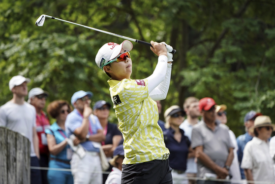 Kim Hyo-joo mengikuti bolanya setelah bermain di hole ke-2 selama turnamen golf wanita Kejuaraan Evian di Evian, Prancis timur, 23 Juli. [AP/YONHAP]