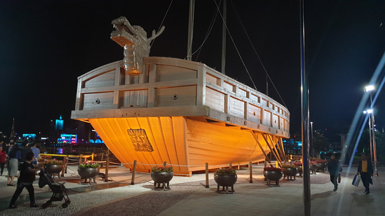 This design of the turtle ship, with the dragon head from its neck protruding from the very top of the bow, was the turtle ship of the Jeolla Province. This recreation of geobukseon, or turtle ship, is from Yeosu, South Jeolla. [YONHAP]