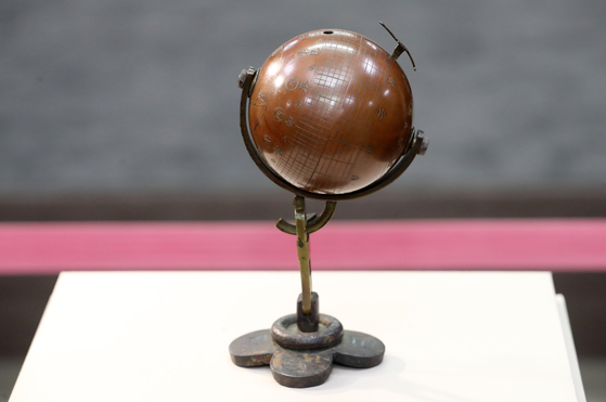 A spherical sundial known as iryeongwongu returned to Korea from the United States and was revealed to the public at the National Palace Museum of Korea in central Seoul on Thursday. [NEWS1] 