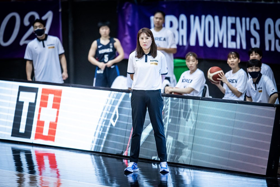 Head coach of the Korean national women's basketball team Jung Sun-min watches the team play during a FIBA Women's Asia Cup 2021 match against India on Sep. 28, 2021 in Amman, Jordan. [SCREEN CAPTURE]