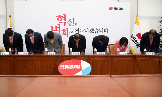 Rep. Joo Ho-young, center, interim chief of the People Power Party (PPP), and other members of the PPP’s emergency steering committee bow in apology for turmoil within the party at the National Assembly in Yeouido, western Seoul, Thursday. [NEWS1]