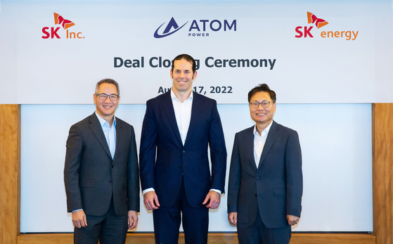 Kim Moo-hwan, left, head of SK Inc.'s Green Investment Center, Ryan Kennedy, CEO of Atom Power, and Kang Dong-soo, head of SK Energy’s solution and platform business division, pose for a photo during a deal closing ceremony held in Jongno District, central Seoul, Wednesday. [SK INNONVATION]