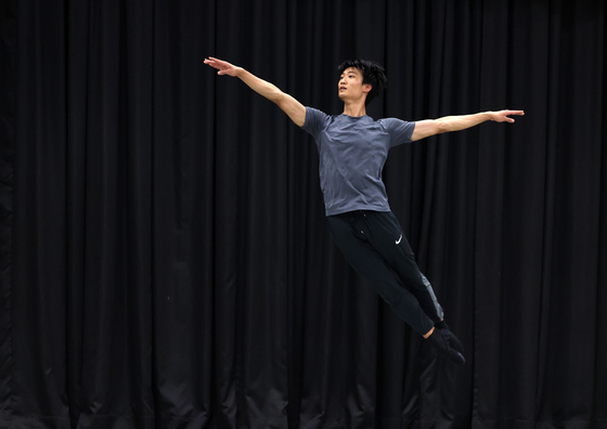 Kim Kimin, a Korean ballet dancer who is a principal dancer in Russia’s renowned Mariinsky Theater, poses during an interview with the Korea JoongAng Daily at the Seocho campus of the Korea National University of Arts in southern Seoul. [KIM SANG-SEON]